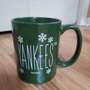 Yankees Green Snowflakes Stoneware The Memory Company Coffee Mug
